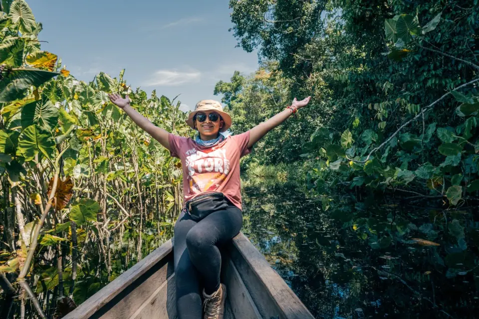 Esperienza di kayak nell'Amazzonia colombiana durante la stagione dell'acqua alta